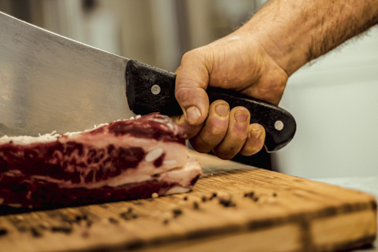 corte carne carnicero 768x512